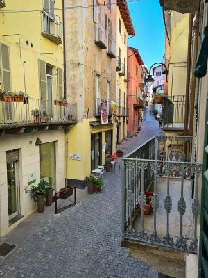 blick vom balkon in ivrea im piemont