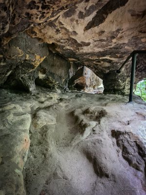 felsloch bei wanderung kuhstall sächsische schweiz