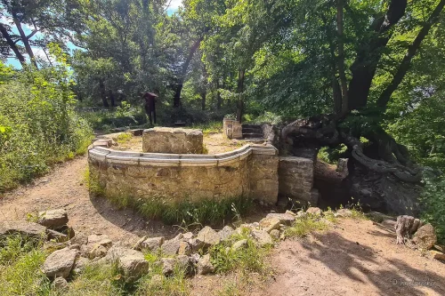 kapelle burgruine lauenburg mit hexenlinde im harz