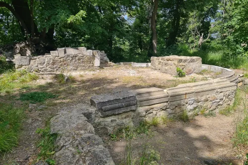 kapelle ruine lauenburg mit hexenlinde im harz