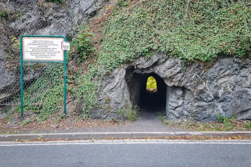tunnel zum aufstieg wilhelmsblick beim rundwanderweg treseburg todtenrode im harz